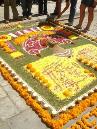 Démonstration de tapis de sable par les étudiants de la UABJO dans la rue d’Alcalá de Oaxaca, Mexique