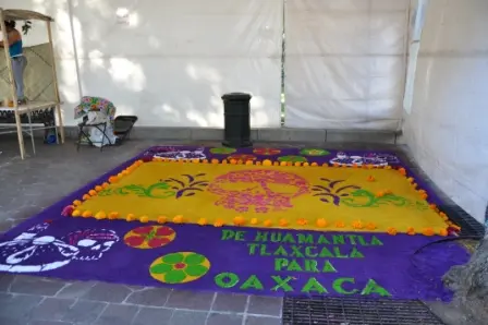 Tapis des morts réalisé dans le parc du Conzatti, Oaxaca Mexique