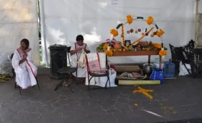 Autels des morts réalisé dans le parc du Conzatti, Oaxaca Mexique