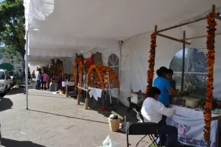 Autels des morts réalisé dans le parc du Conzatti, Oaxaca Mexique