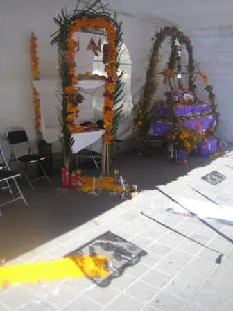 Autels des morts réalisé sur le Zócalo de Oaxaca, Mexique