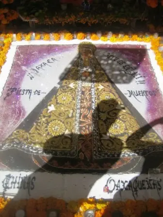 Tapis des morts réalisé sur le Zócalo de Oaxaca, Mexique