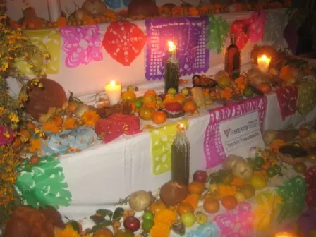 Autel des morts au panthéon de Oaxaca, Mexique