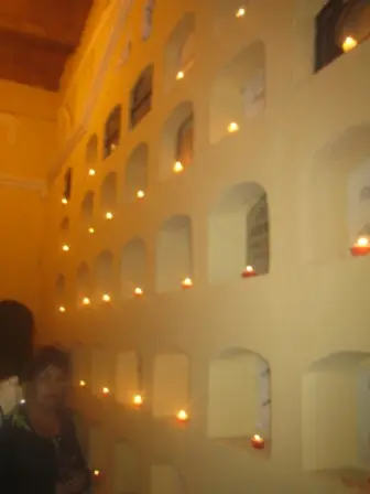 Les niches du panthéon de Oaxaca et ses bougies pour la fête du jour des morts, Mexique