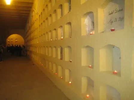 Les niches du panthéon de Oaxaca et ses bougies pour la fête du jour des morts, Mexique