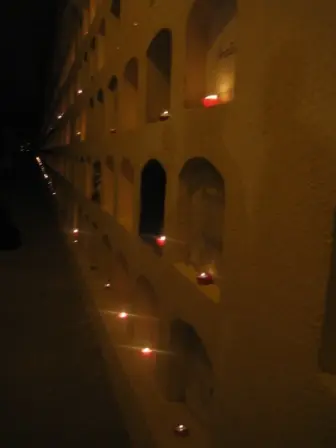 Les niches du panthéon de Oaxaca et ses bougies pour la fête du jour des morts, Mexique