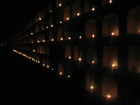 Les niches du panthéon de Oaxaca et ses bougies pour la fête du jour des morts, Mexique