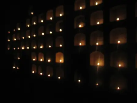 Les niches du panthéon de Oaxaca et ses bougies pour la fête du jour des morts, Mexique