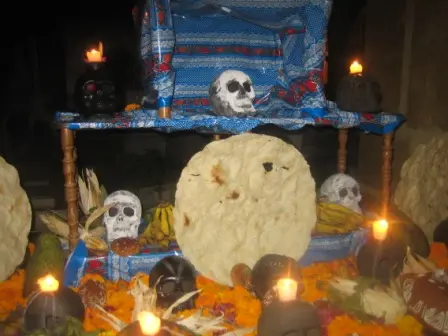 Autel des morts au panthéon de Oaxaca, Mexique