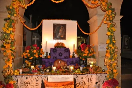Autel dans le panthéon de Oaxaca pour le jour des morts, Mexique