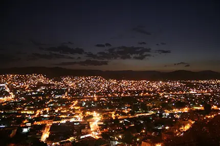 La ville de Oaxaca de Juárez la nuit, Mexique