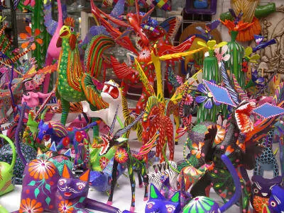 Étal d’alebrijes sur un marché de Oaxaca, Mexique