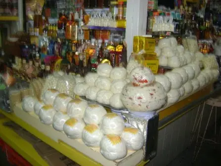 Étal du fromage quesillo dans un marché de Oaxaca, Mexique