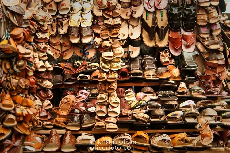Étal de chaussures de cuir du marché Benito Juárez de Oaxaca, Mexique
