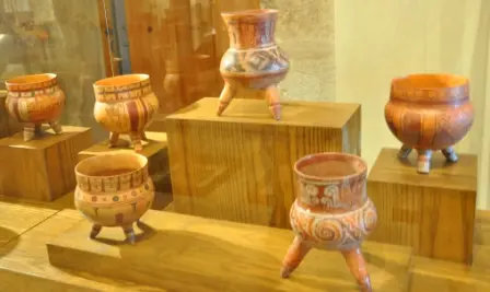 Pots tripodes polychromes de la période postclassique des cultures de Oaxaca, Mexique