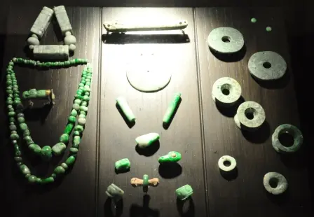 Bijoux en jade de la tombe 7 de Monte Albán, Oaxaca, Mexique