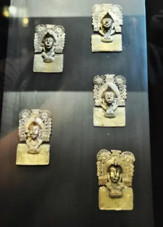 Bijoux en or du tresor de la tombe 7 de Monte Albán, Oaxaca, Mexique