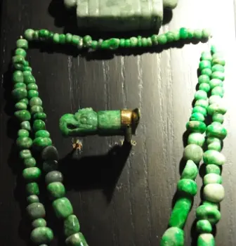 Bijoux en jade de la tombe 7 de Monte Albán, Oaxaca, Mexique