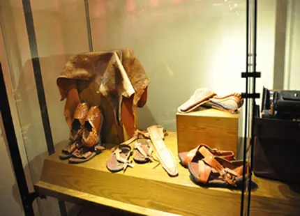 Le travail du cuir illustré dans le musée Santo Domingo, Oaxaca, Mexique