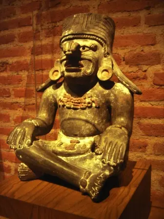 Urne Zapotèque présentée au musée des cultures de Oaxaca