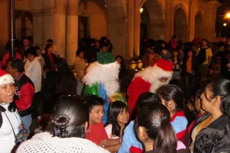 Les pères Noëls trainant sur le Zócalo de Oaxaca au moment de Noël