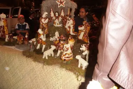 Scène en fleurs éternelles pour la Nuit des Radis de Oaxaca, Mexique