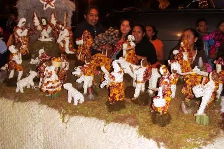 Scène en fleurs éternelles pour la Nuit des Radis de Oaxaca, Mexique