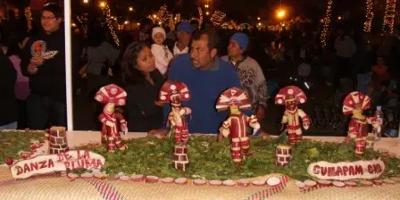 Les danseurs de la plume de Cuilápam de Guerrero en radis pour la Nuit des Radis de Oaxaca, Mexique