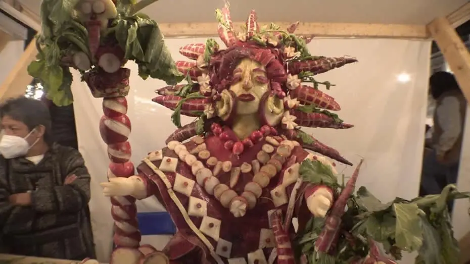 Sculpture en radis de la Noche de Rábanos à Oaxaca