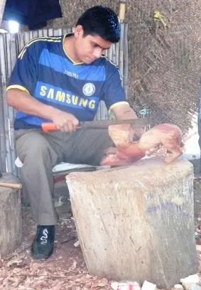La taille du copal pour la réalisation d’Alebrijes dans l’atelier Alebrijes Autoctonos, San Antonio Arrazola, Mexique