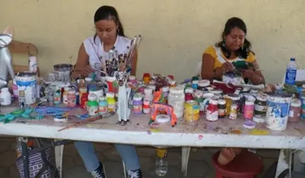 La peinture des alebrijes dans l’atelier Alebrijes Autoctonos, San Antonio Arrazola, Mexique