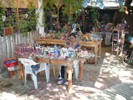 La peinture des alebrijes dans l’atelier Alebrijes Autoctonos, San Antonio Arrazola, Mexique