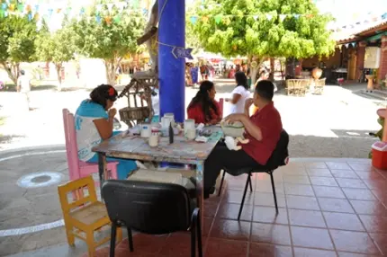 Peinture d’alebrijes au restaurant Azucena de San Martín Tilcajete, Oaxaca, Mexique