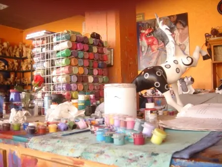 Alebrijes en cours de peinture de l’atelier Jacobo et María Ángeles de San Martín Tilcajete, Oaxaca, Mexique