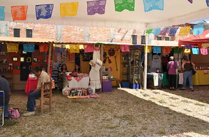 Petites boutiques au festival d’artisanat de San Martín Tilcajete, Oaxaca, Mexique