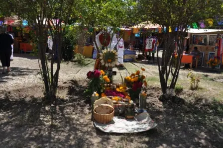 Représentation d’une tombe pour le Jour des Morts au festival d’artisanat de San Martín Tilcajete, Oaxaca, Mexique