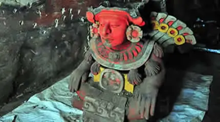 Urne funéraire découverte dans une tombe du site archéologique zapotèque de la période classique de Santa María Atzompa, Oaxaca, Mexique