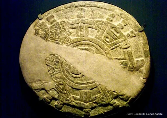 Disque gravé découvert dans le jeu de balle 3 du site archéologique zapotèque de la période classique de Santa María Atzompa, Oaxaca, Mexique