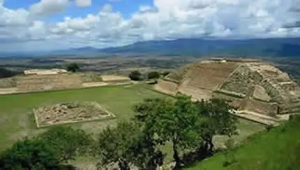 Place au sommet du site archéologique de Santa María Atzompa, Oaxaca, Mexique.