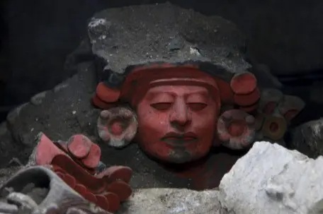 Urne funéraire découverte dans une tombe du site archéologique zapotèque de la période classique de Santa María Atzompa, Oaxaca, Mexique