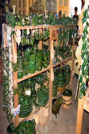 Etale du marché artisanal de Santa María Atzompa avec sa fameuse céramique verte, Oaxaca, Mexique