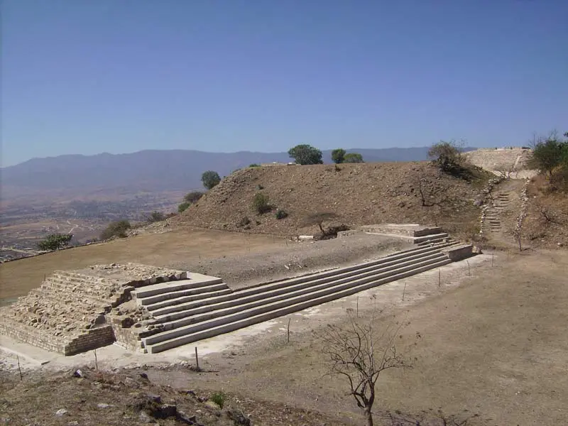 Avant dernière terrasse avant le sommet du site archéologique zapotèque de la période classique de Santa María Atzompa, Oaxaca, Mexique