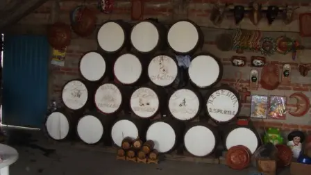 Les fûts de chêne où vieillit le mezcal