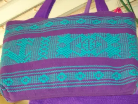 Exemple de sac réalisé au métier à tisser ceinture à Santo Tomás Jalieza, Oaxaca, Mexique