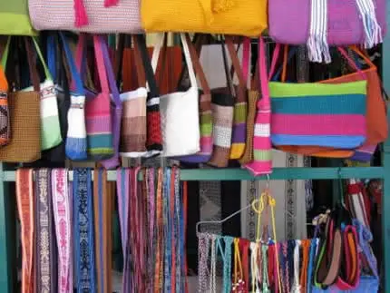 Exemples de la production textile réalisée au métier à tisser ceinture à Santo Tomás Jalieza, Oaxaca, Mexique