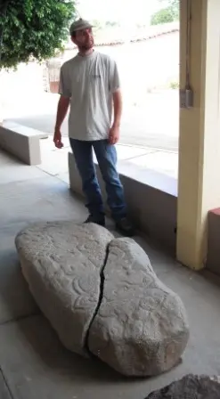 Une des pierres gravées de Santo Tomás Jalieza provenant sûrement d’une tombe Zapotèque préhispanique. Oaxaca, Mexique