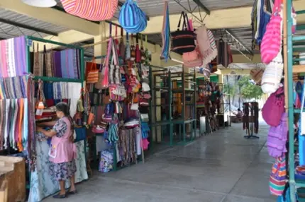 Le marché artisanal de Santo Tomás Jalieza avec sa production textile, Oaxaca, Mexique