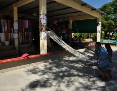Femme de Santo Tomás Jalieza travaillant au métier à tisser ceinture. Oaxaca, Mexique