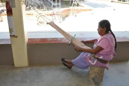 Femme de Santo Tomás Jalieza travaillant au métier à tisser ceinture. Oaxaca, Mexique
