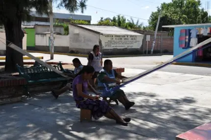 Femmes de Santo Tomás Jalieza travaillant au métier à tisser ceinture. Oaxaca, Mexique